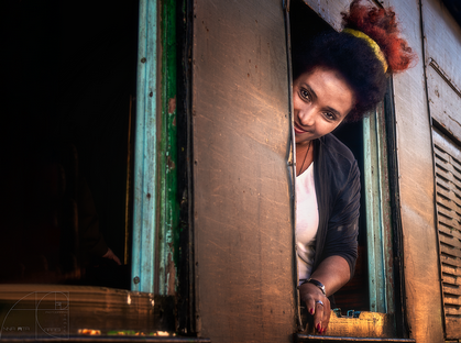 Giovane Donna Treno Asmara Eritrea.png