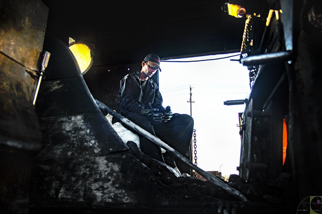 giovane operaio treno Asmara Eritrea.png